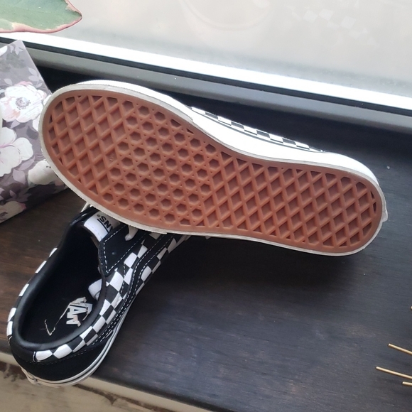 VANS - Picture 2 of 3